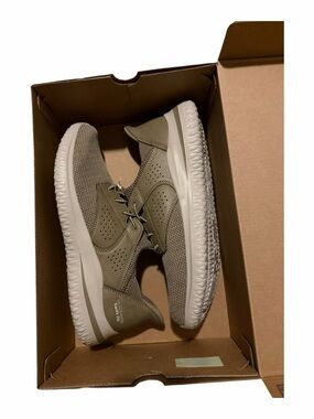 Skechers Men’s Swift Fit Hands Free Slip-On Sneakers - Taupe sz 10
